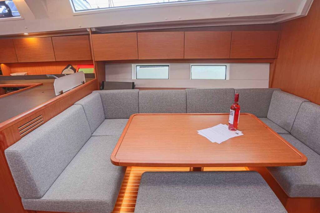 Sailing yacht Bavaria C45 Black Velvet