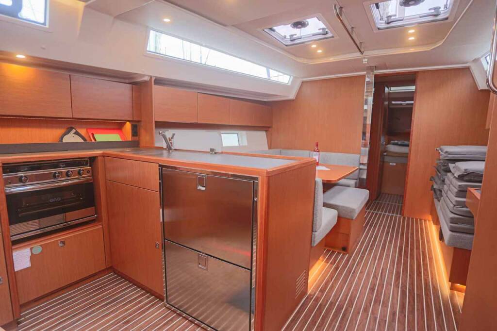 Sailing yacht Bavaria C45 Black Velvet