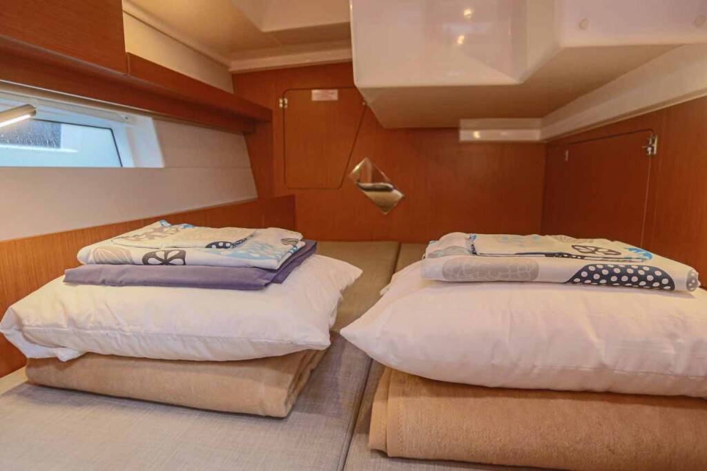 Sailing yacht Bavaria C45 Black Velvet