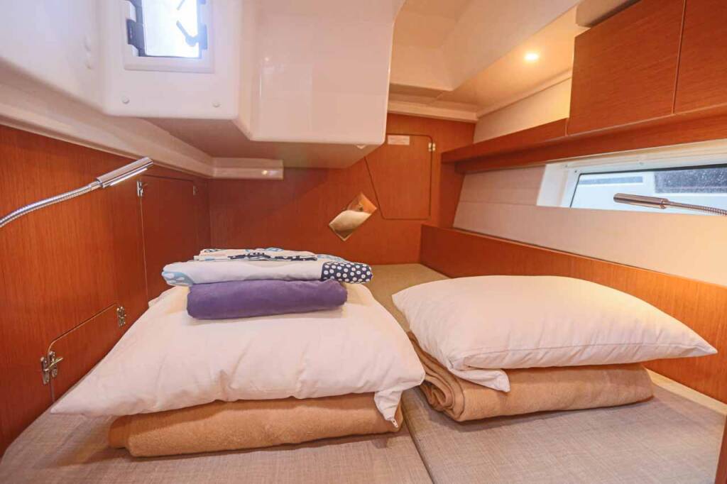 Sailing yacht Bavaria C45 Black Velvet