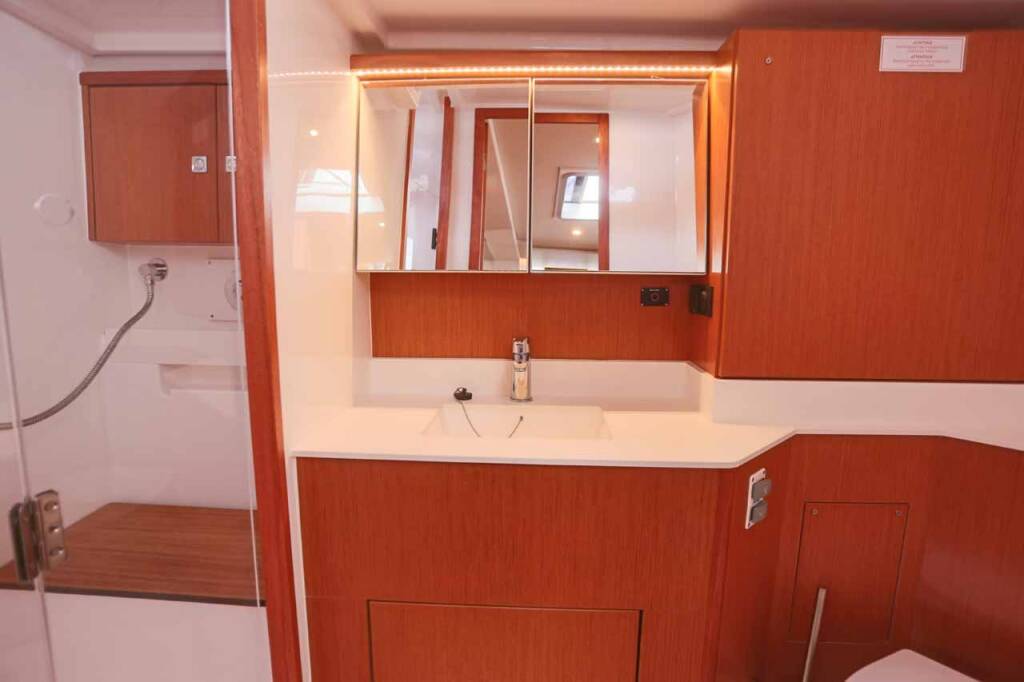 Sailing yacht Bavaria C45 Black Velvet