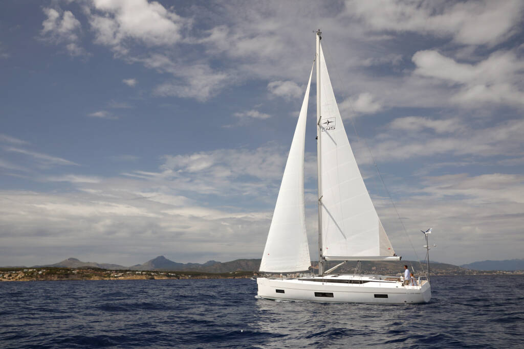 Sailing yacht Bavaria C45 Whisper