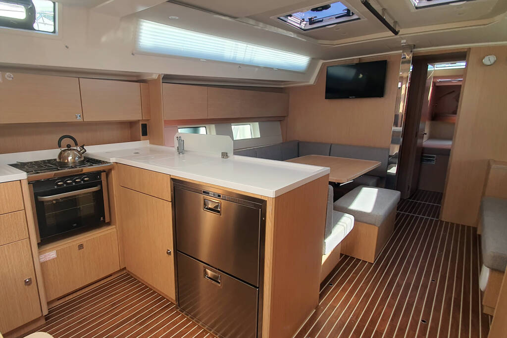 Sailing yacht Bavaria C45 Whisper