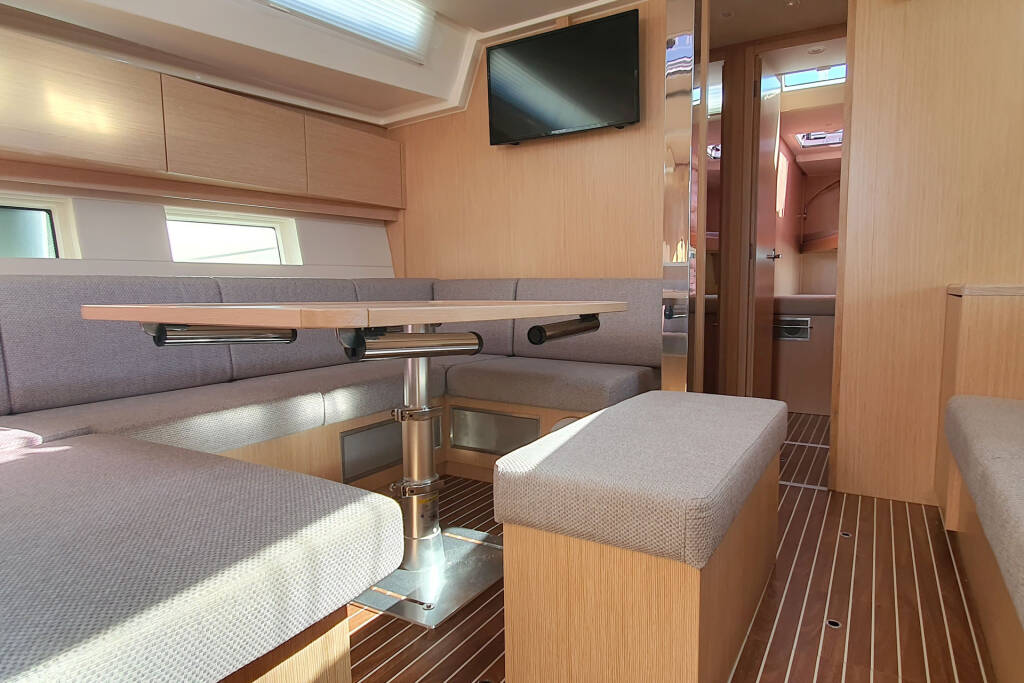 Sailing yacht Bavaria C45 Whisper