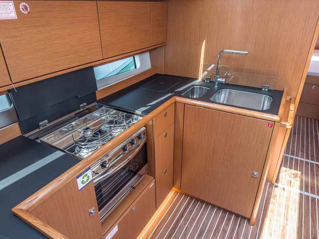 Sailing yacht Bavaria C46 Naos