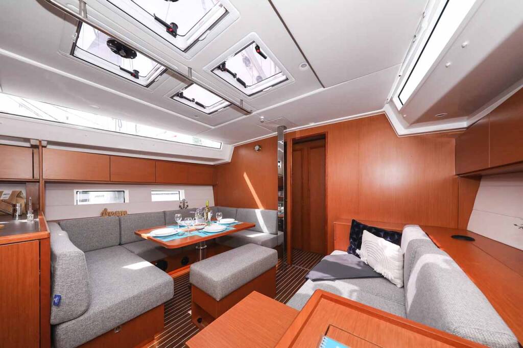 Sailing yacht Bavaria C50 Holiday Granat