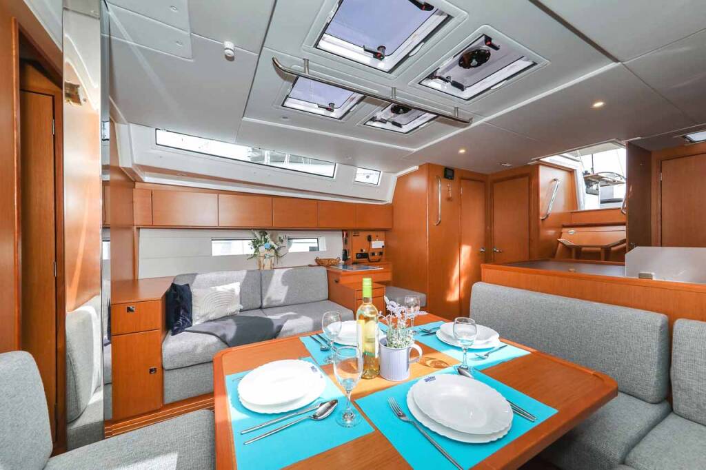Sailing yacht Bavaria C50 Holiday Granat