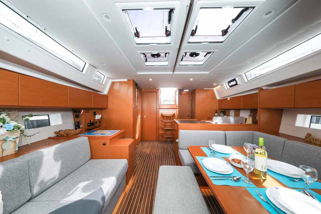 Sailing yacht Bavaria C50 Holiday Granat