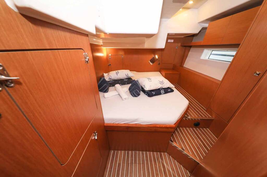 Sailing yacht Bavaria C50 Holiday Granat