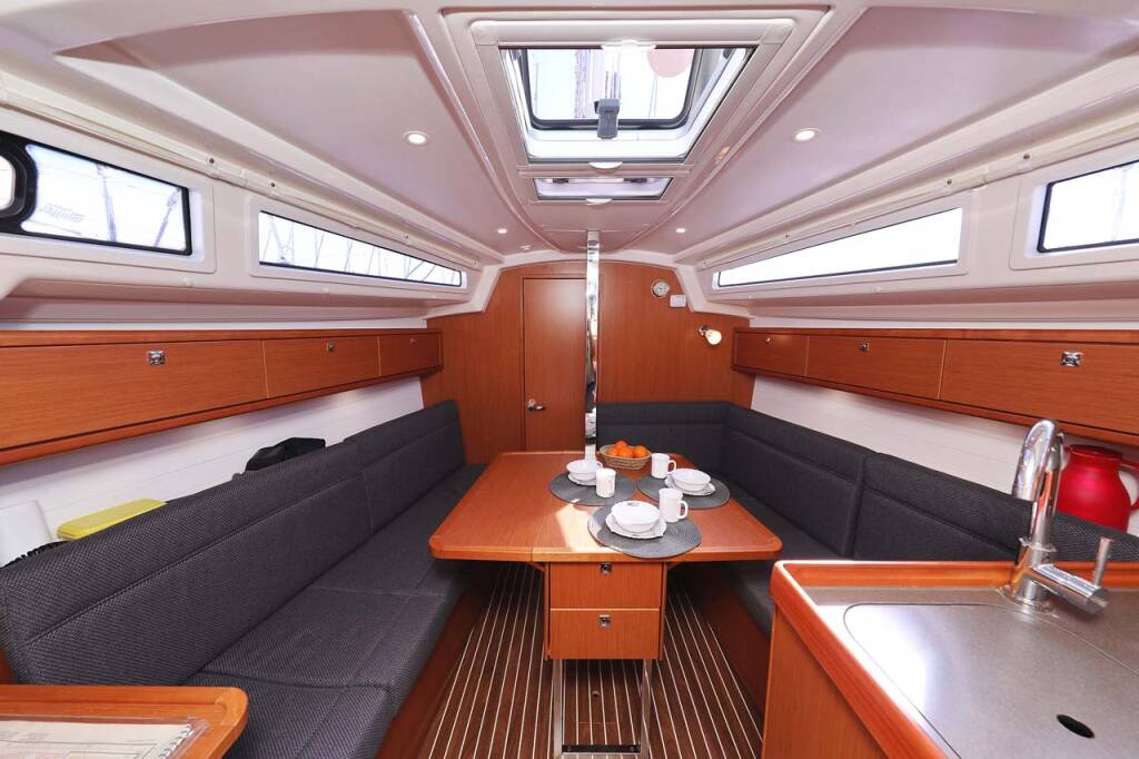 Sailing yacht Bavaria Cruiser 33 Moja Niska