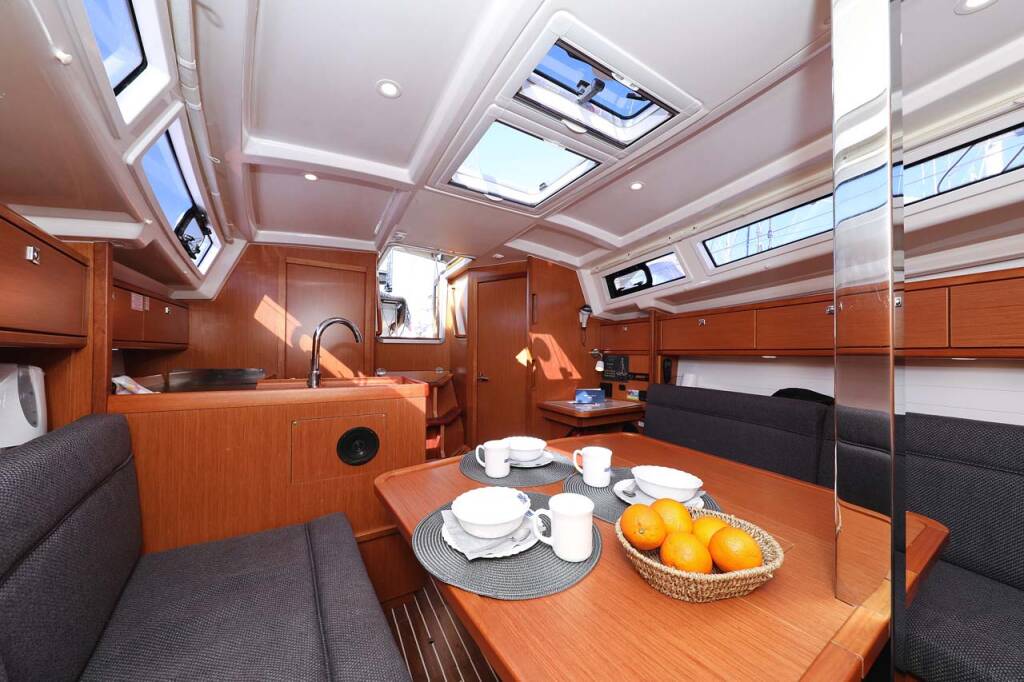 Sailing yacht Bavaria Cruiser 33 Moja Niska