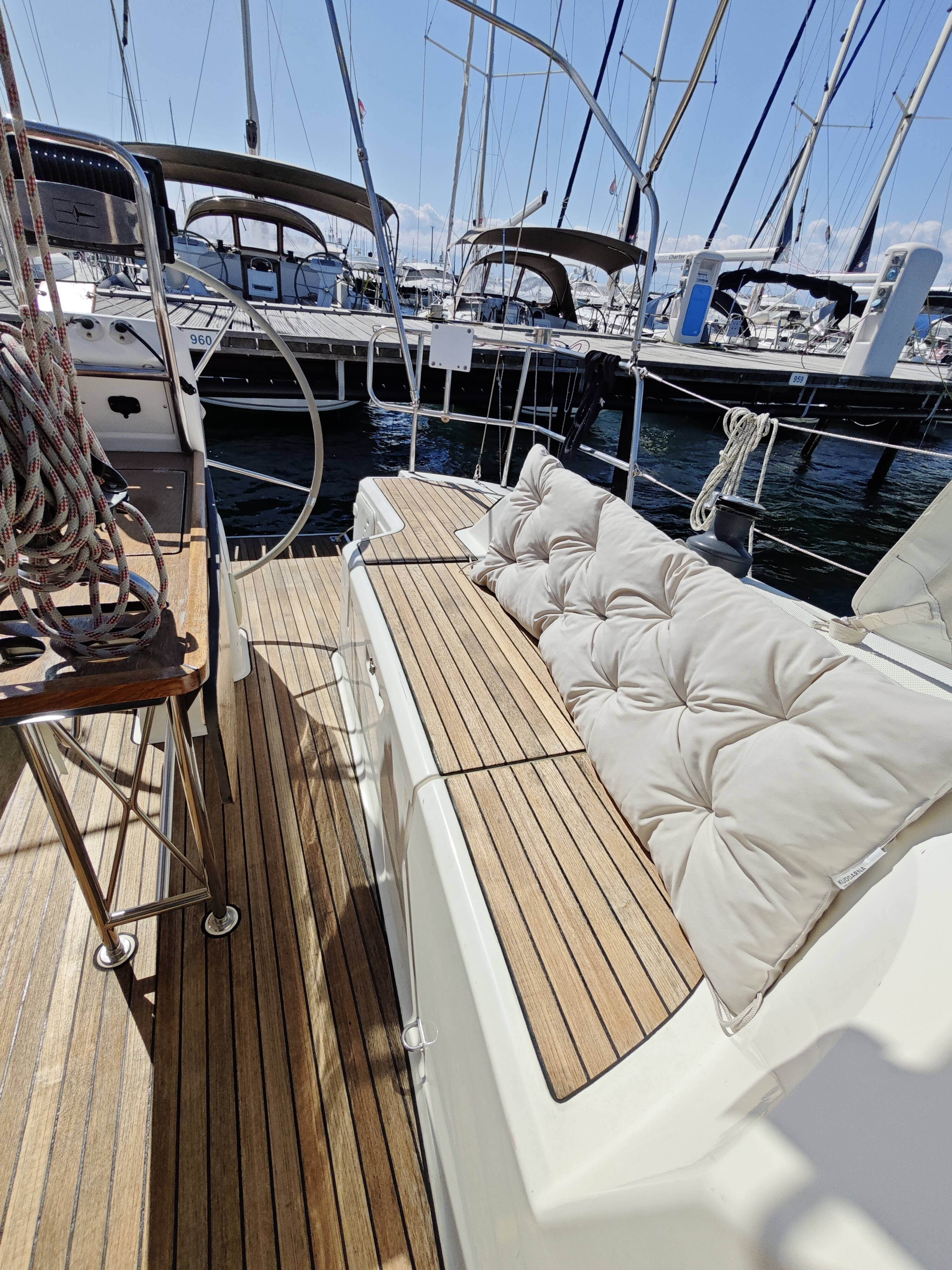 Sailing yacht Bavaria Cruiser 33 Pulenat