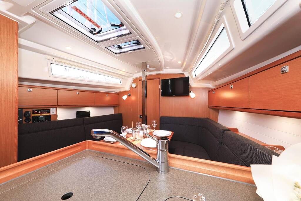 Sailing yacht Bavaria Cruiser 34 Deneb