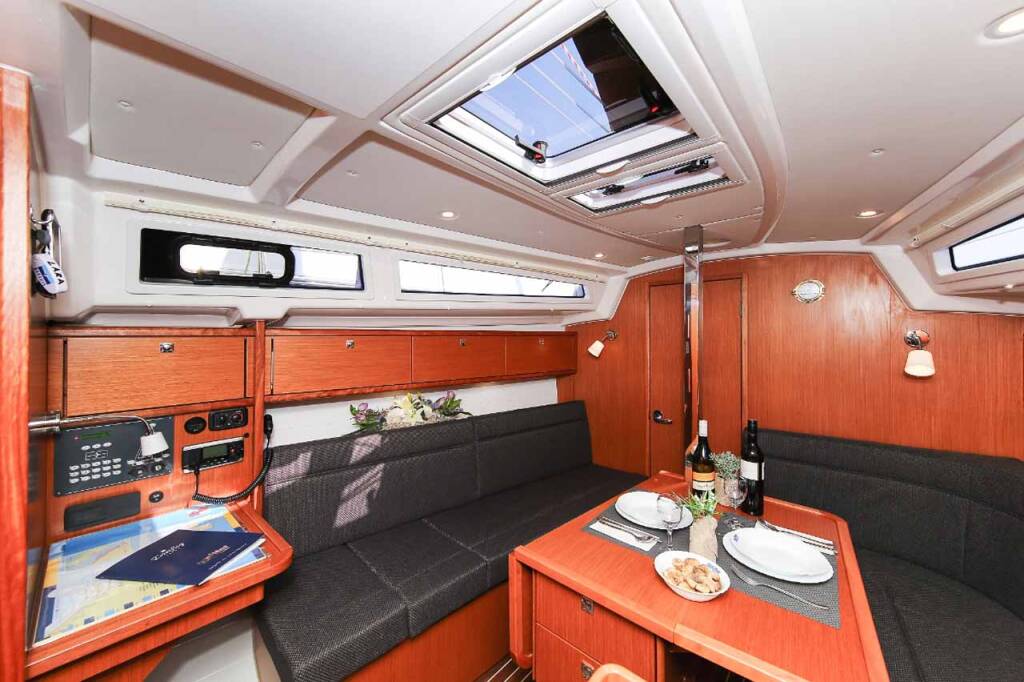 Sailing yacht Bavaria Cruiser 34 Lara