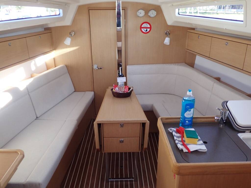 Sailing yacht Bavaria Cruiser 34 Sora