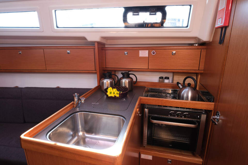 Segelyachten Bavaria Cruiser 34 Dory 2