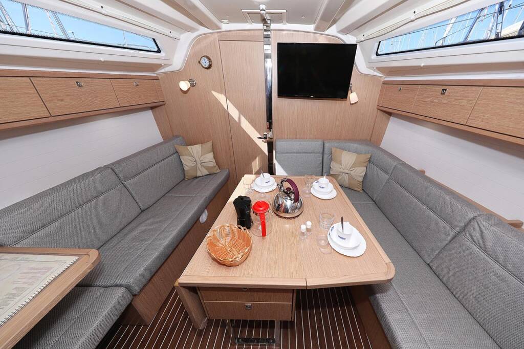 Sailing yacht Bavaria Cruiser 37 Bahari