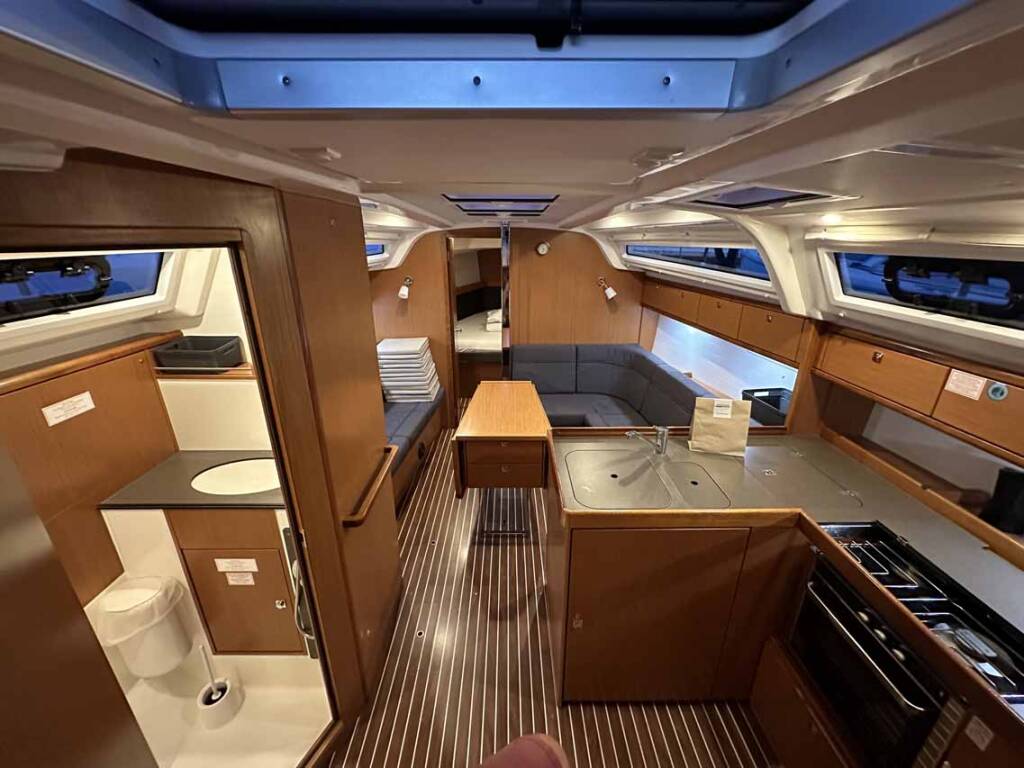 Sailing yacht Bavaria Cruiser 37 Emira