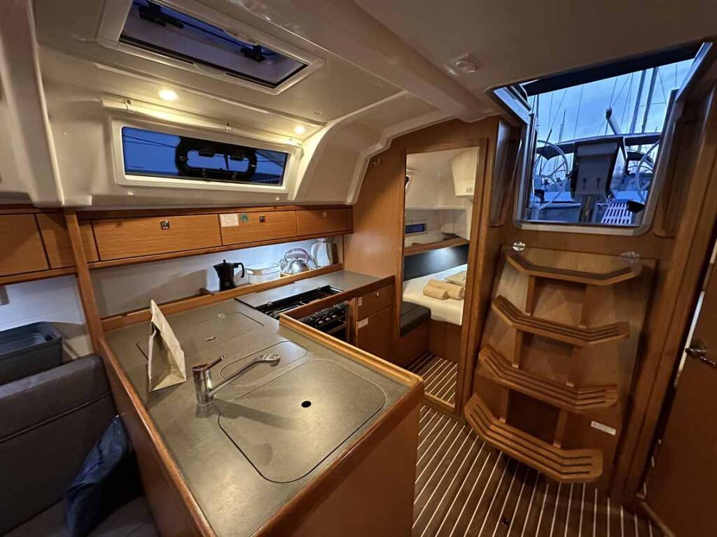 Sailing yacht Bavaria Cruiser 37 Emira