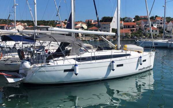 Bavaria Cruiser 37 Emira Murter, ACI Marina Jezera