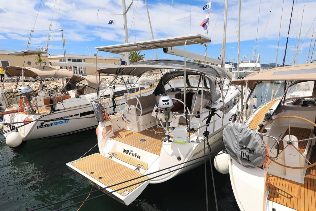Sailing yacht Bavaria Cruiser 37 Westa