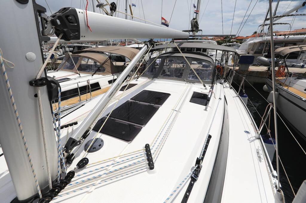Sailing yacht Bavaria Cruiser 37 Westa