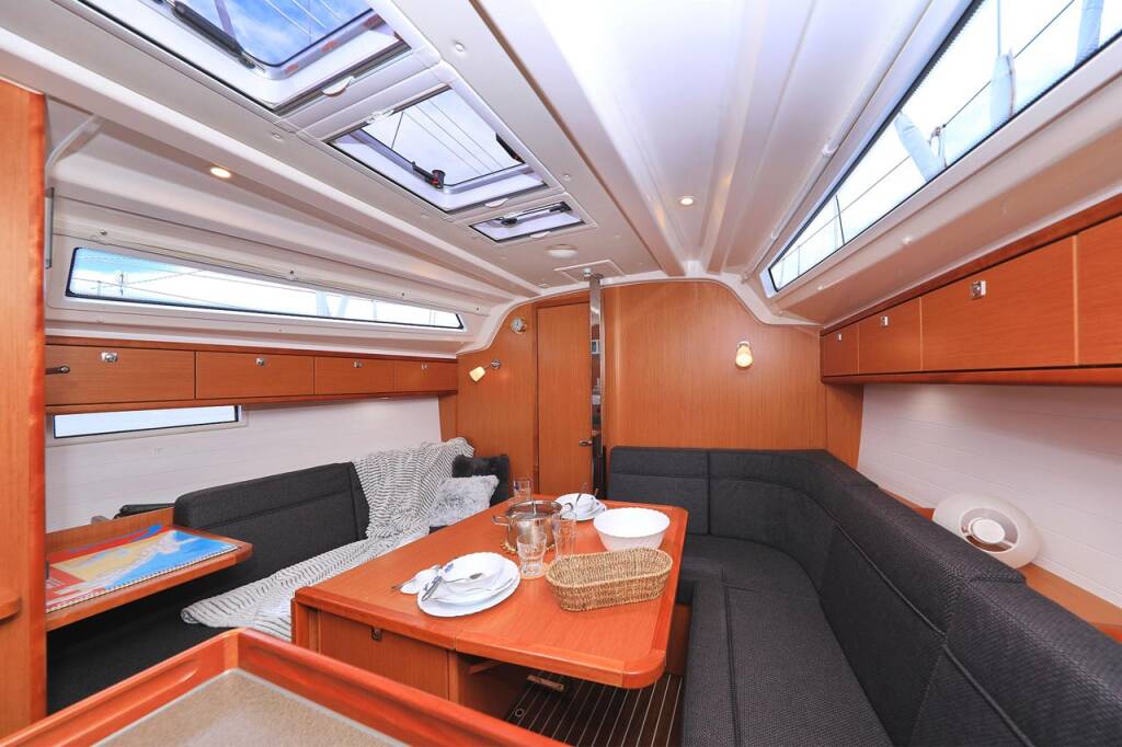 Sailing yacht Bavaria Cruiser 37 Westa