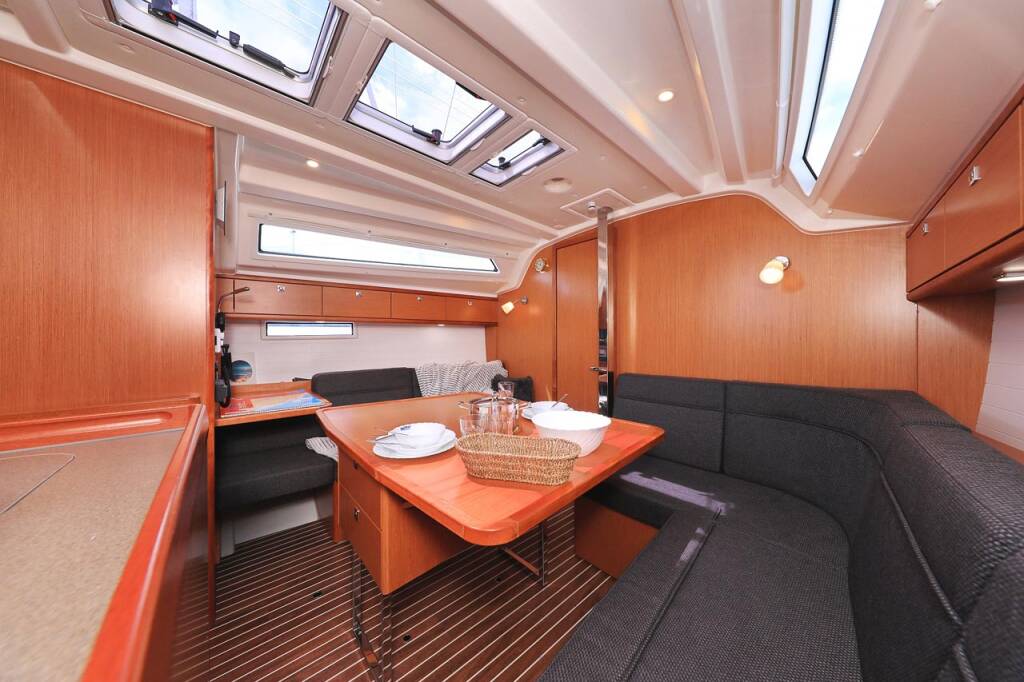 Sailing yacht Bavaria Cruiser 37 Westa