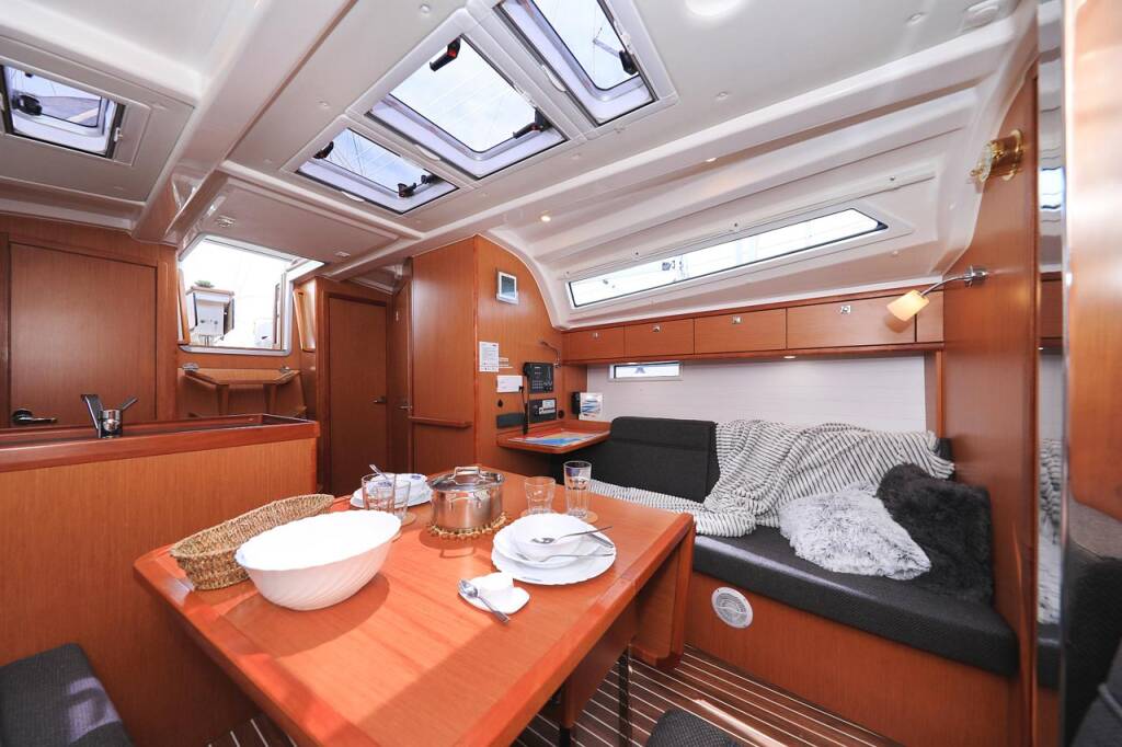 Sailing yacht Bavaria Cruiser 37 Westa