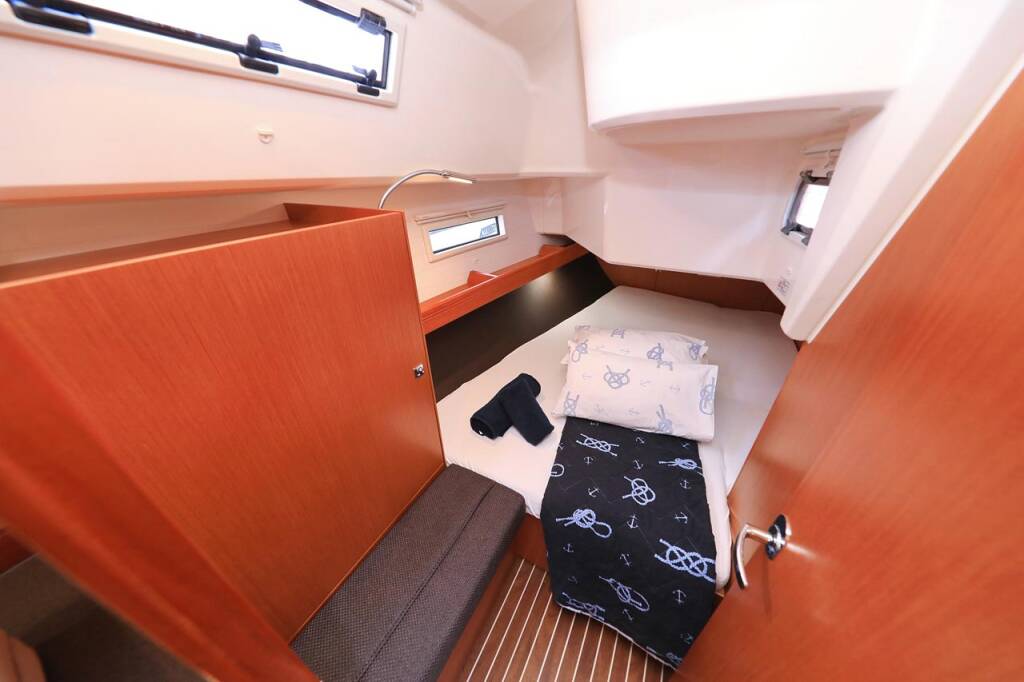 Sailing yacht Bavaria Cruiser 37 Westa