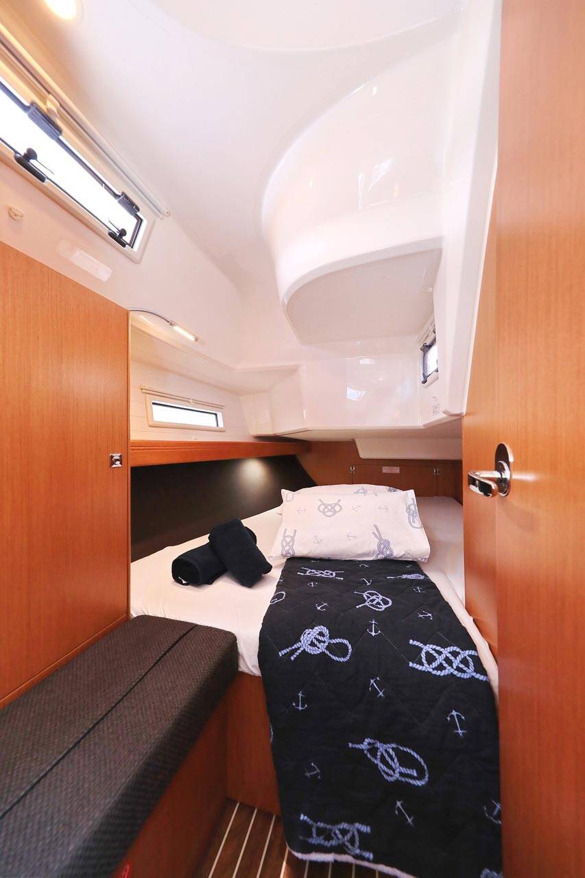 Sailing yacht Bavaria Cruiser 37 Westa