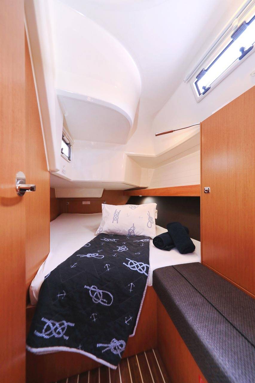 Sailing yacht Bavaria Cruiser 37 Westa
