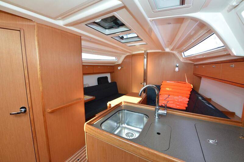 Sailing yacht Bavaria Cruiser 37 Eneja