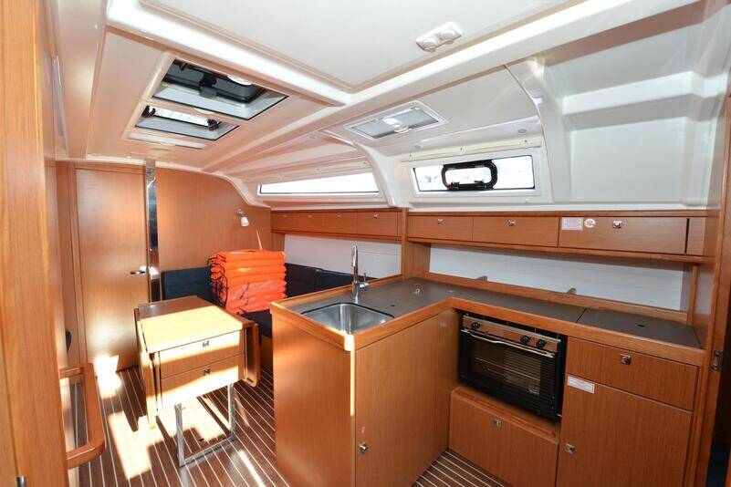 Sailing yacht Bavaria Cruiser 37 Eneja