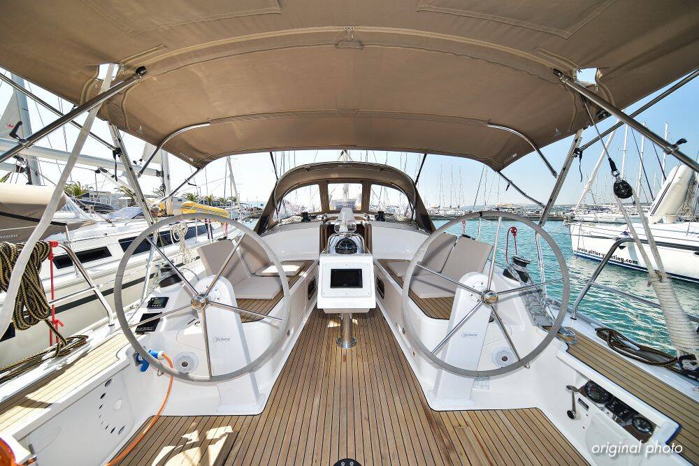 Sailing yacht Bavaria Cruiser 37 Hang Loose