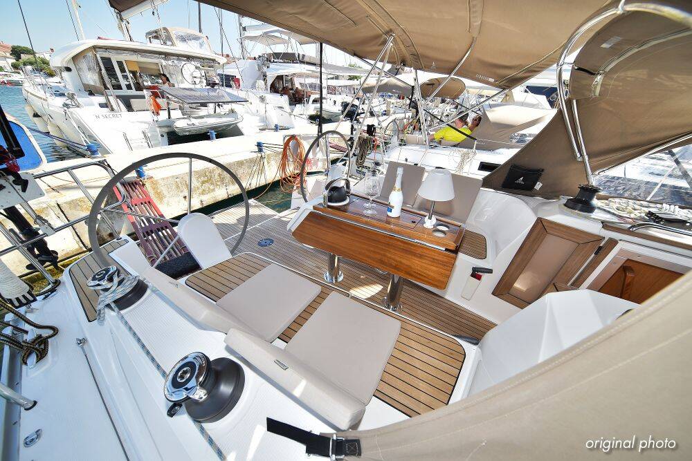 Sailing yacht Bavaria Cruiser 37 Hang Loose