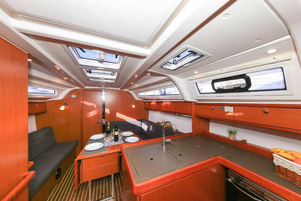 Sailing yacht Bavaria Cruiser 37 Bella Angelina