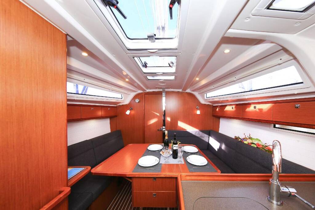Sailing yacht Bavaria Cruiser 37 Bella Angelina
