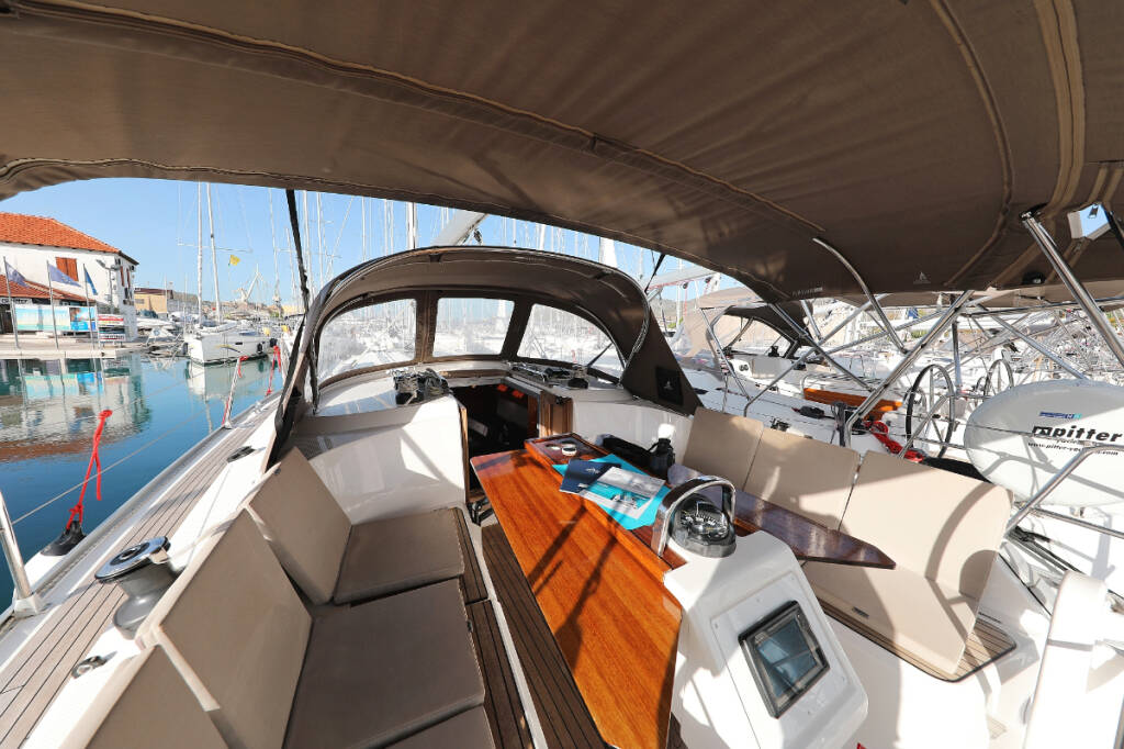 Sailing yacht Bavaria Cruiser 37 Sursulapitschi