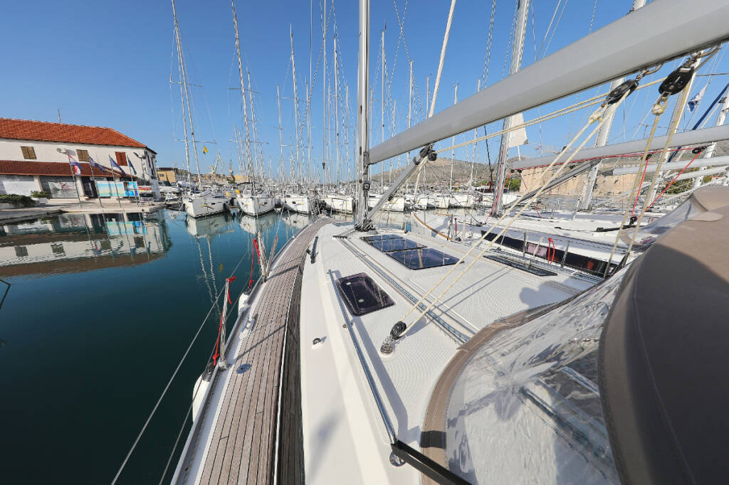 Sailing yacht Bavaria Cruiser 37 Sursulapitschi