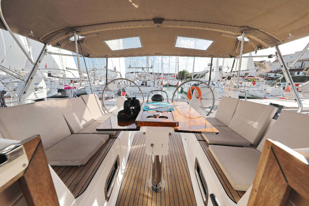 Sailing yacht Bavaria Cruiser 37 Sursulapitschi