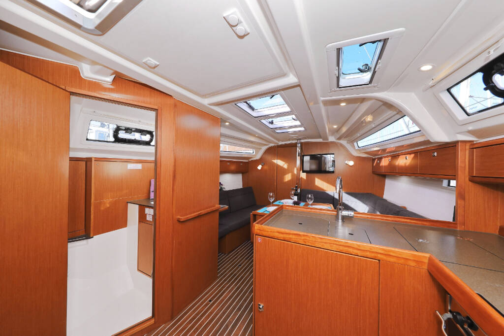 Sailing yacht Bavaria Cruiser 37 Sursulapitschi