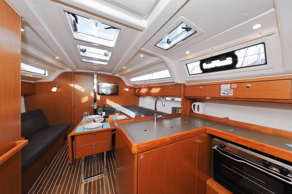 Sailing yacht Bavaria Cruiser 37 Sursulapitschi