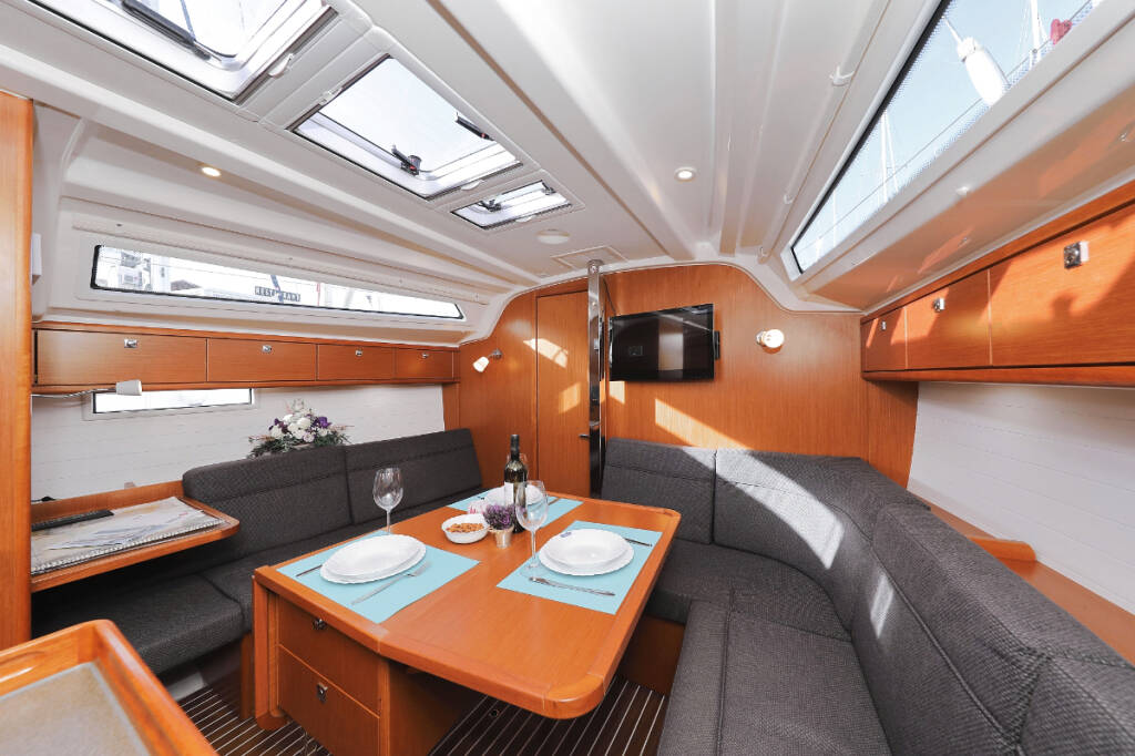 Sailing yacht Bavaria Cruiser 37 Sursulapitschi