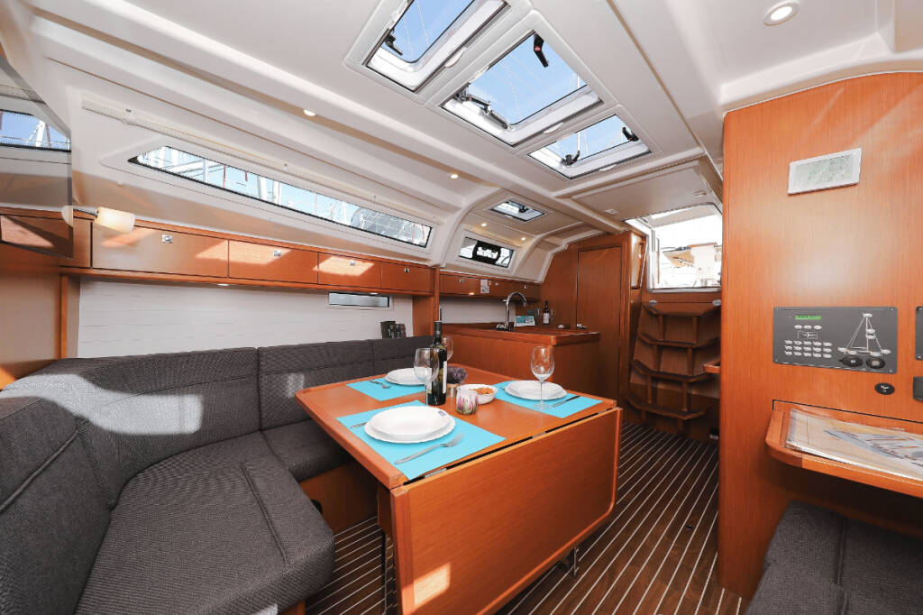 Sailing yacht Bavaria Cruiser 37 Sursulapitschi