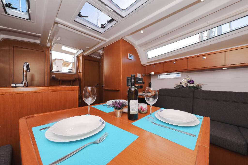 Sailing yacht Bavaria Cruiser 37 Sursulapitschi