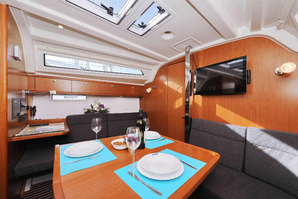 Sailing yacht Bavaria Cruiser 37 Sursulapitschi