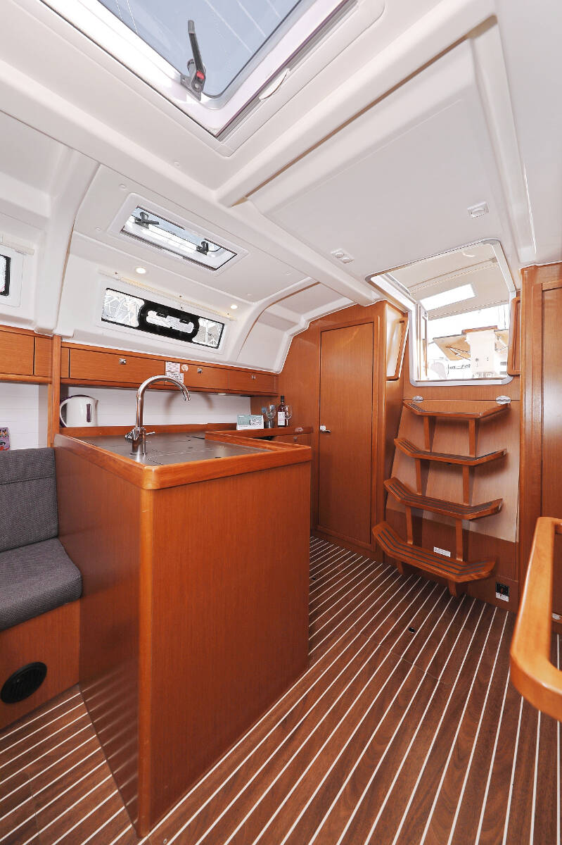 Sailing yacht Bavaria Cruiser 37 Sursulapitschi