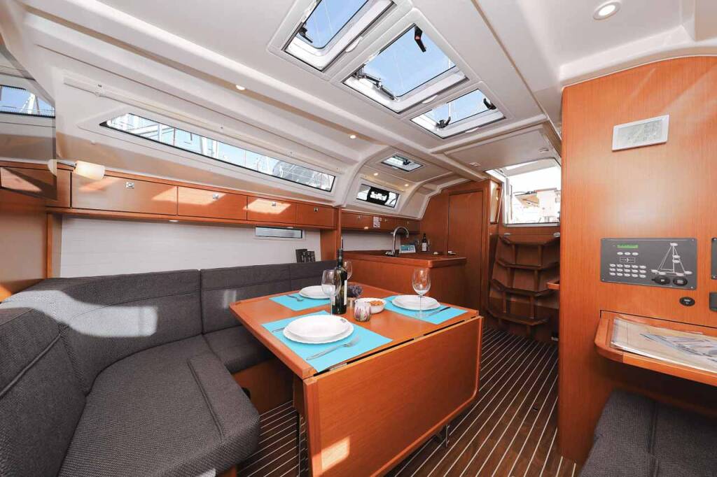 Sailing yacht Bavaria Cruiser 37 Sursulapitschi