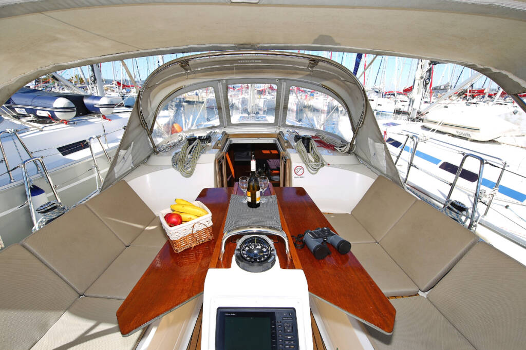 Sailing yacht Bavaria Cruiser 37 Oracle